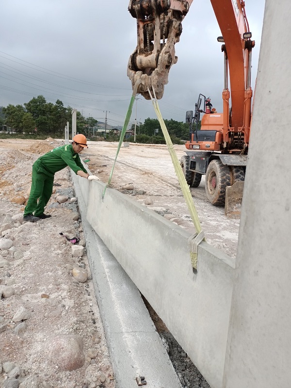 Hình ảnh lắp dựng tường rào bê tông lắp ghép cho dự án Hyundai Thành Công Quảng Ninh