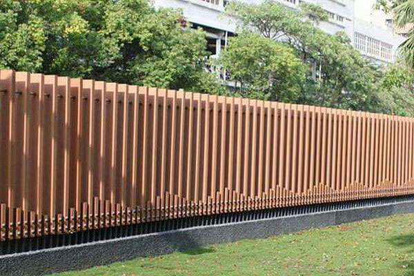 Tường rào bê tông giả gỗ: Phù hợp với xưởng sản xuất có đầu tư mảng xanh