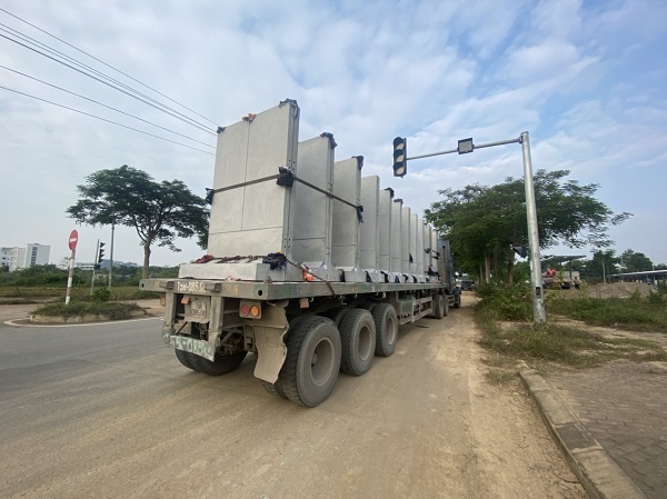 Những tấm bê tông lắp ghép được vận chuyển đến địa điểm thi công dự án Viettel Hòa Lạc